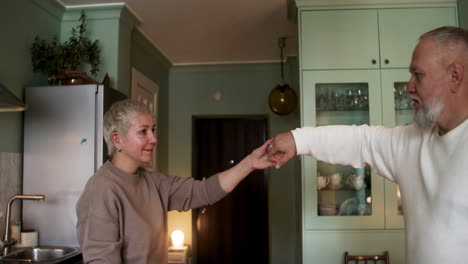 pareja bailando en casa