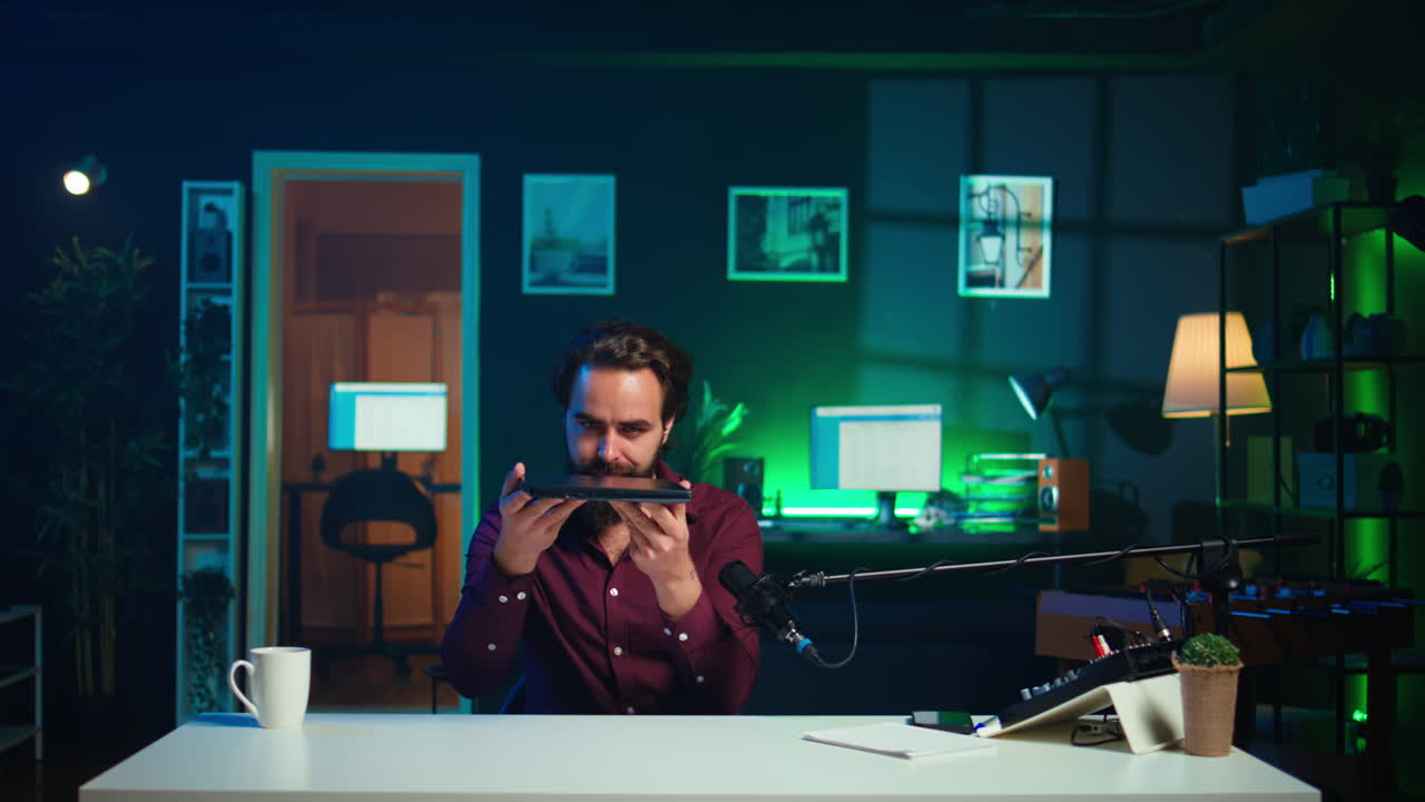 기술 콘텐츠 제작자 새로 출시 된 게임 노트북의 촬영 검토