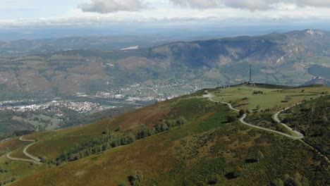 prat d&#39;albis meseta verde con valle de fondo, pirineos en francia
