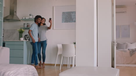 una joven pareja feliz bailando en casa disfrutando de un baile divertido divirtiéndose celebrando