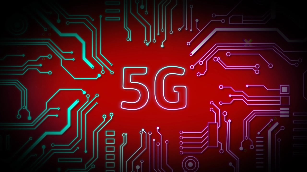 Animazione di un banner di testo "5G" e connessioni di microprocessori su sfondo rosso