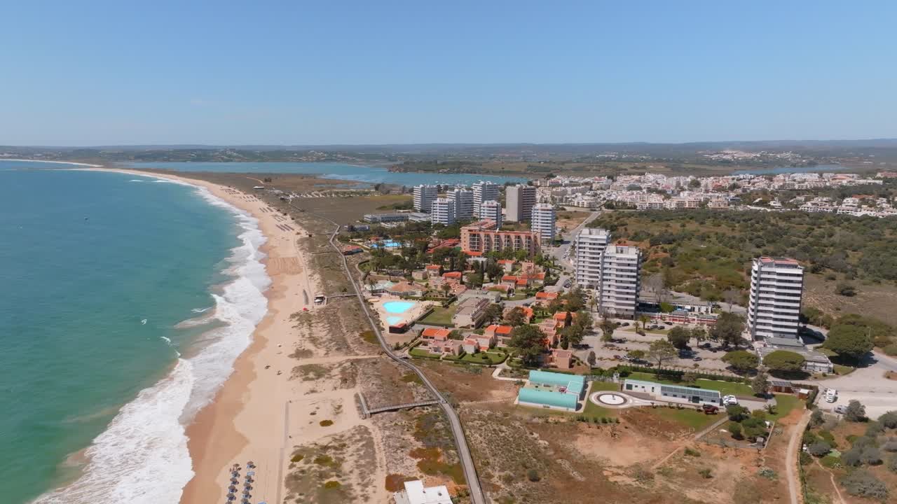 órbita aérea alrededor de apartamentos hoteles escapada edificios de vacaciones en el algarve portugal