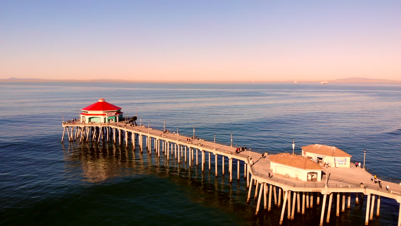 헌팅턴 비치 부두 공중 4k 드론 비행, 식당과 미끼 가게가 보이는 태평양, 일출, 이른 아침, 넓고 매끄럽고 카탈리나 섬이 보이는 남부 캘리포니아