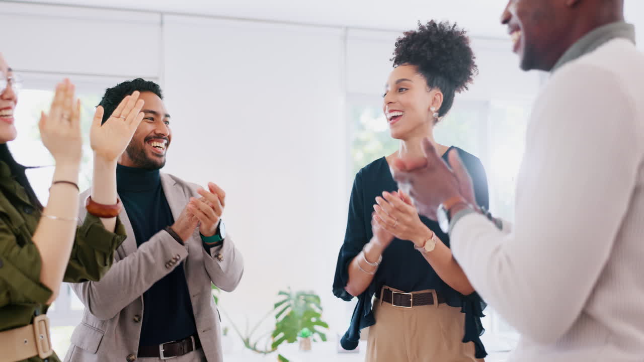 alto cinco, celebración y equipo aplaudiendo las manos