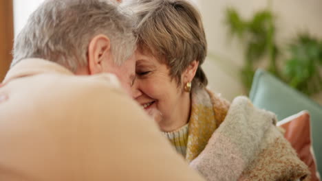 el amor, la jubilación y el beso de la pareja de mayores