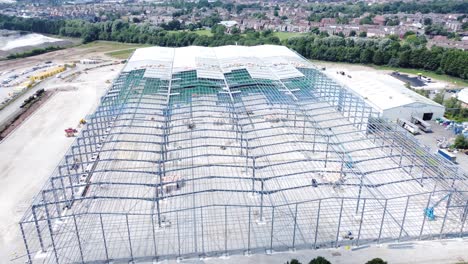 la industria de la construcción de vigas de hierro metálico marco almacén sitio de construcción vista aérea subiendo hacia adelante inclinar hacia abajo