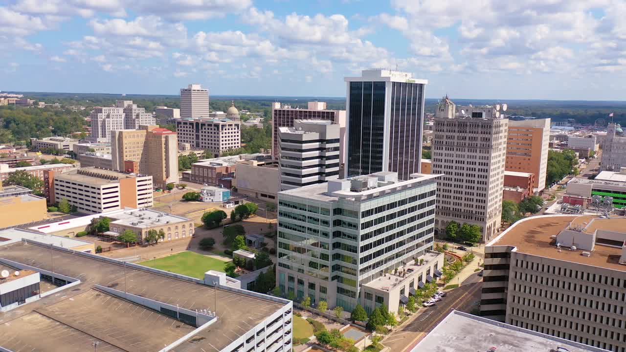 toma aérea de ángulo alto de edificios públicos en el distrito comercial de jackson, mississippi