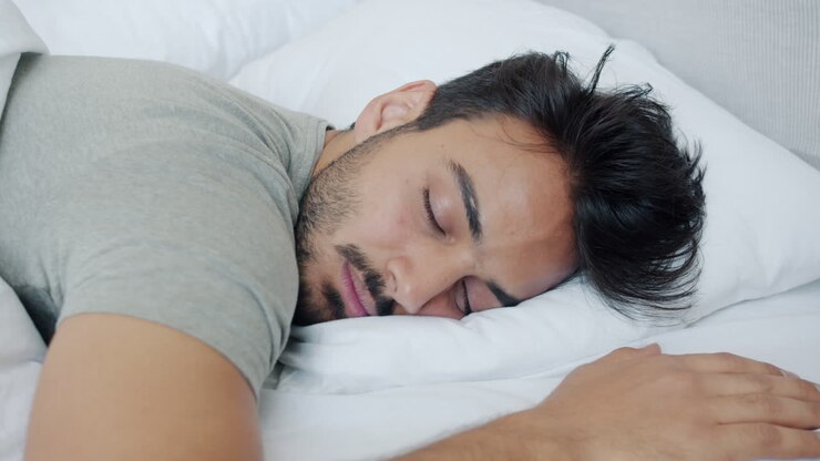 người đàn ông ngủ trên giường