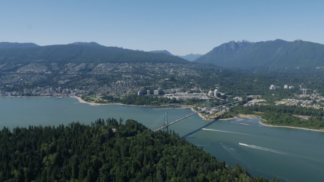 el icónico puente lions gate y la belleza de la costa norte de vancouver