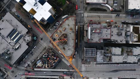 Overhead-Zeitraffer-Von-Kränen,-Die-Einen-Wolkenkratzer-In-Der-Innenstadt-Von-Seattle-Bauen