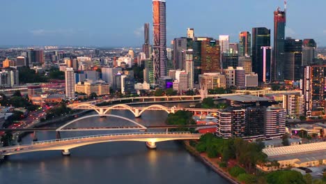 Ir-Entre-Peaje,-Ferrocarril-Merivale-Y-Puentes-William-Jolly-Sobre-El-Río-Brisbane-Con-El-Distrito-Central-De-Negocios-En-Qld,-Australia