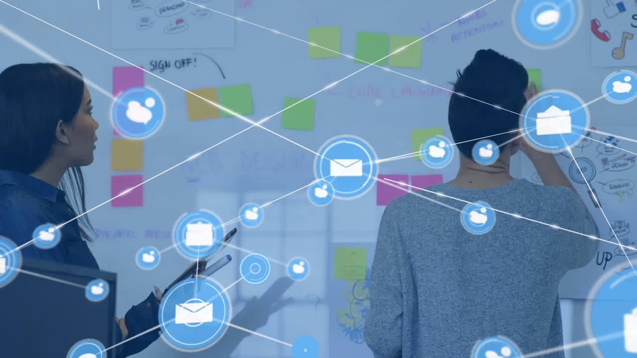 두 명의 다양한 여성이 사무실에서 메모 노트를 논의하는 디지털 아이콘 네트워크의 애니메이션