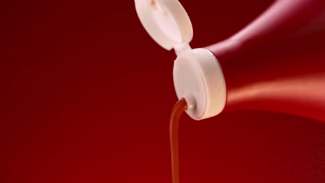 se vierte una botella de ketchup.