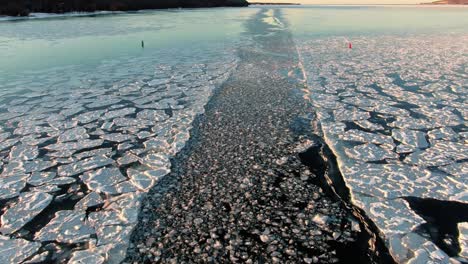 El-Camino-De-Un-Barco-A-Través-De-Un-Lago-Congelado-En-Sturgeon-Bay,-Wisconsin-Durante-Un-Día-De-Invierno-Por-La-Tarde-En-Enero