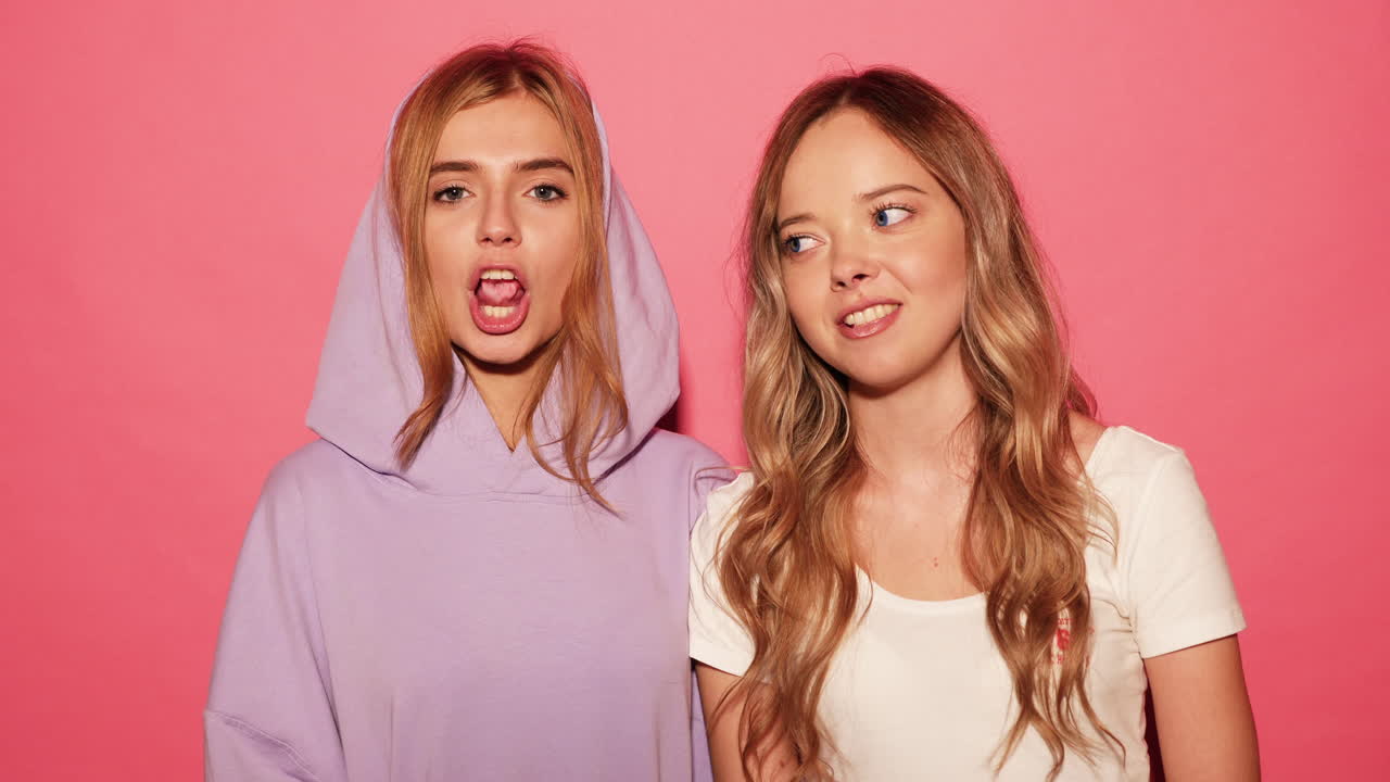 dos mujeres soplando burbujas