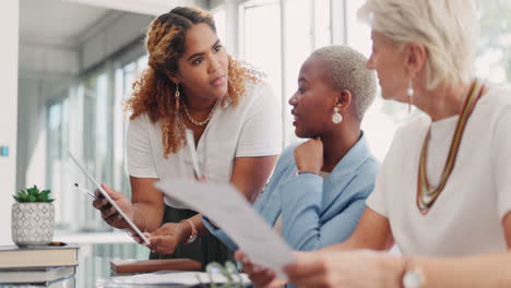 trabajo en equipo, tecnología y mujeres de negocios