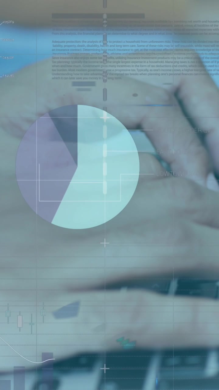 Animation af infografisk interface over beskårne hænder af en kaukasisk mand, der arbejder på en bærbar computer.