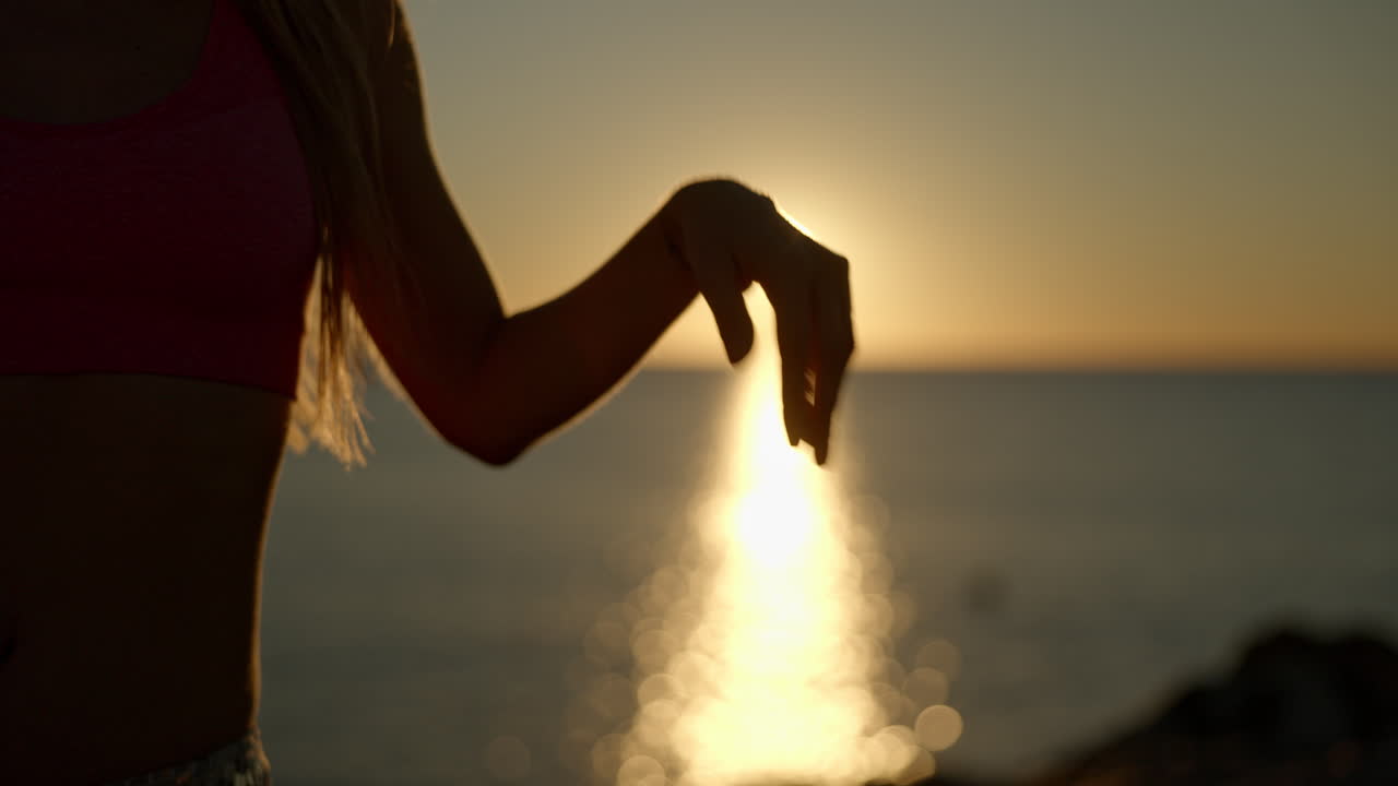 brazos rítmicos al amanecer junto al mar