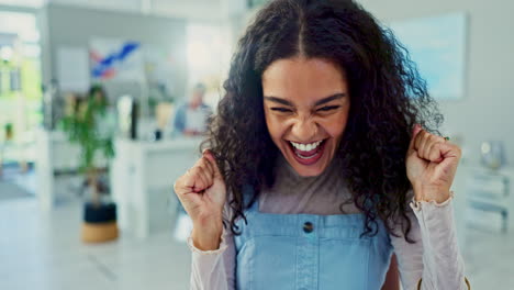mujer feliz celebrando