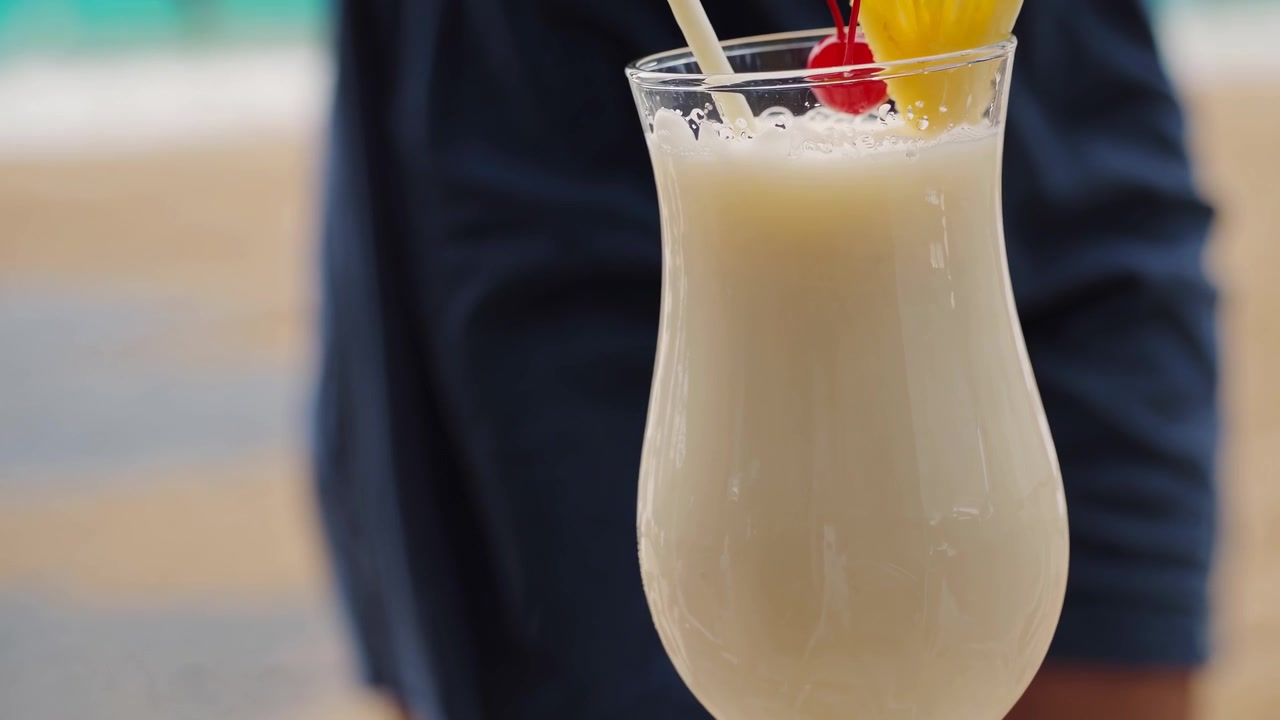 Tropikal Bir Plajda Ananas Garnitürlü Ferahlatıcı Pina Colada Kokteyli