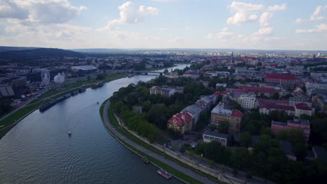 Luftaufnahme-über-Die-Bezaubernde-Krakauer-Weichsel,-Die-Sich-Um-Die-Gotische-Malerische-Skyline-Der-Altstadt-Schlängelt