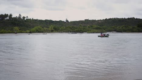 Caraiva-Río-Barco-Fishman-Río-Bahia-Brasil-Porto-Seguro