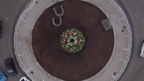 arriba hacia abajo levantándose revelando el árbol de navidad en jaffa tel aviv - todavía en construcción #003
