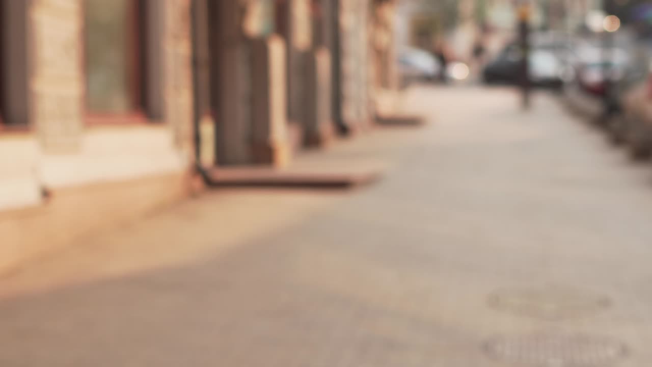 угловой вид европейской улицы. фон для зеленого экрана или заголовков