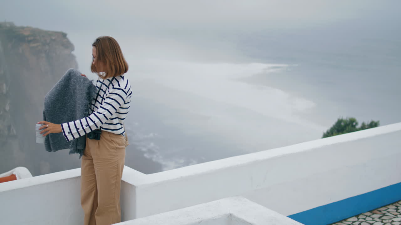 niña descansando en el techo de la ciudad del mar en las vacaciones de verano.