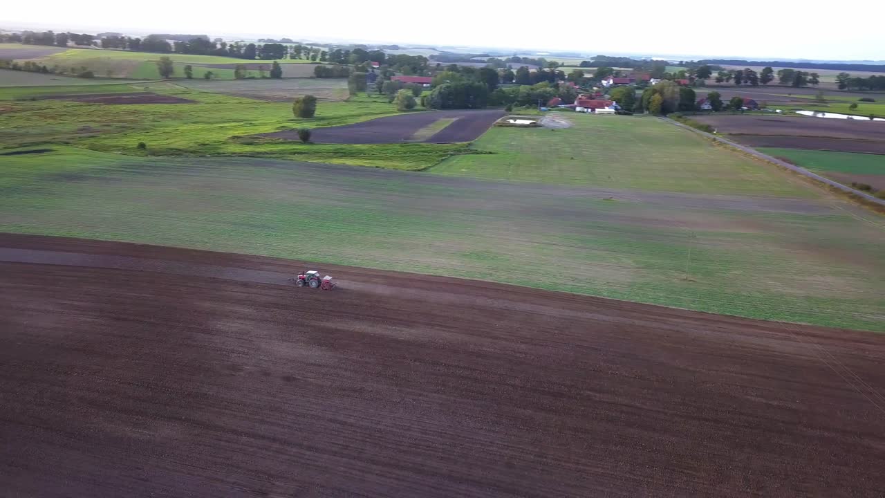 트랙터 쟁기질 공중 촬영
