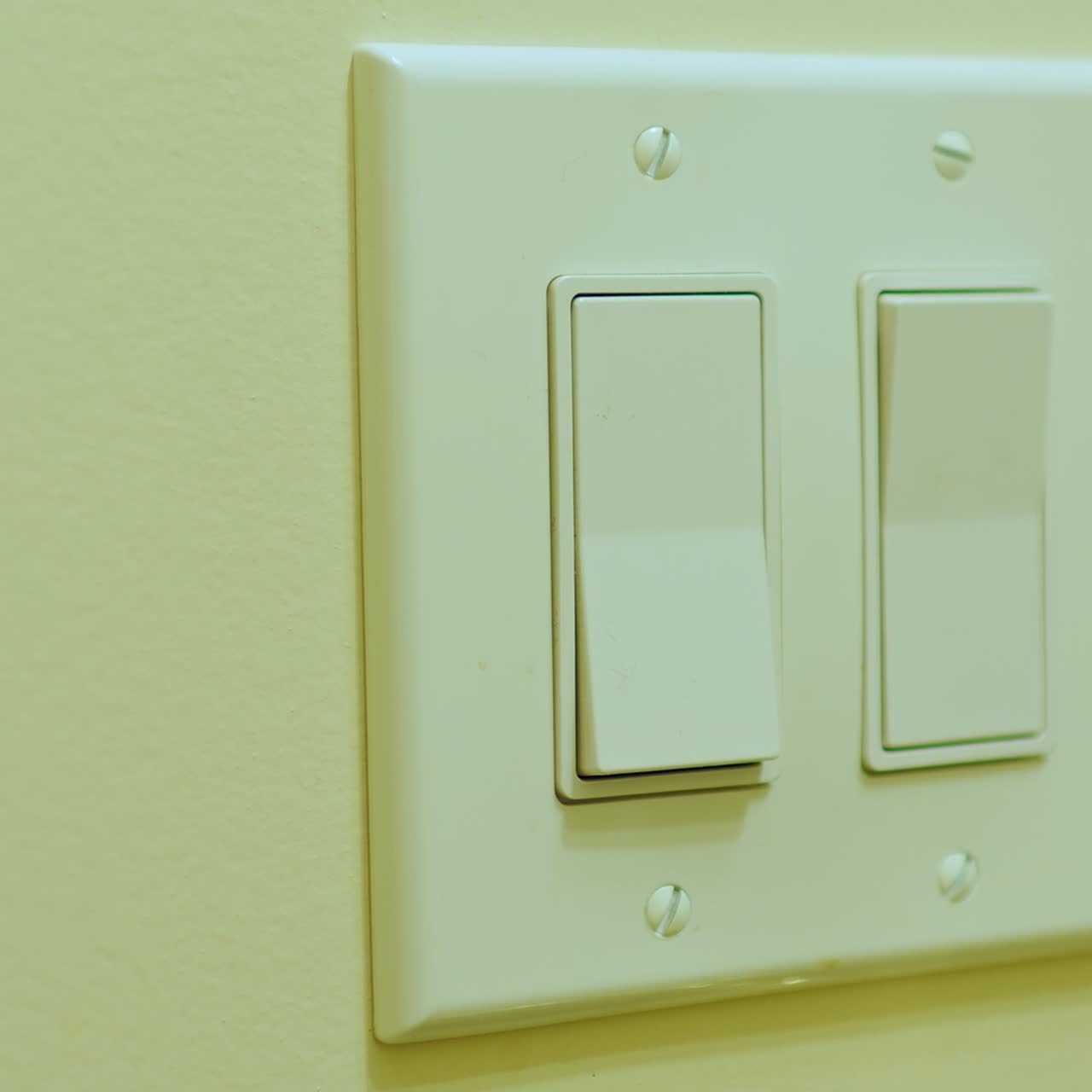 руку мужчины, а затем выключает свет в комнате.