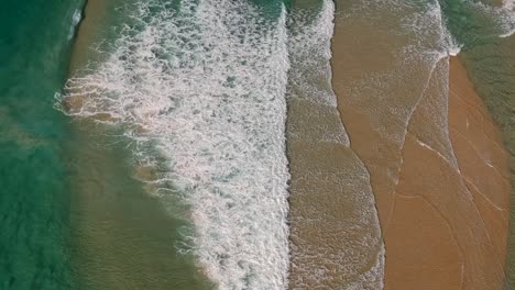 Vista-Aérea-De-Las-Olas-Rompiendo-Sobre-Un-Banco-De-Arena-Poco-Profundo-Cerca-De-Una-Playa-Popular