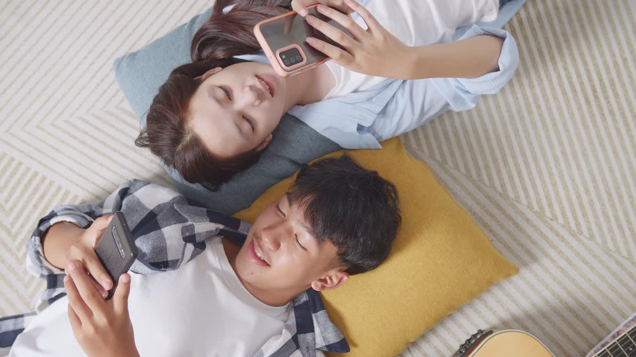 스마트폰으로 휴식을 취하는 커플