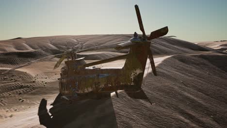 viejo helicóptero militar oxidado en el desierto al atardecer