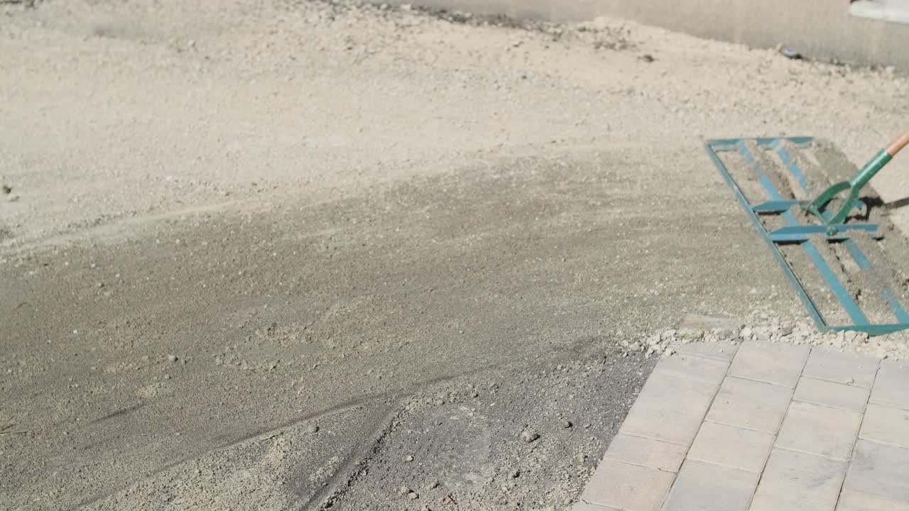 정원사 가 목조 울타리 로 사립 마당 에 잔디 를 고 있다