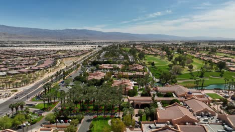 volando sobre el lado derecho del westin rancho mirage golf resort y spa cerca de palm springs california