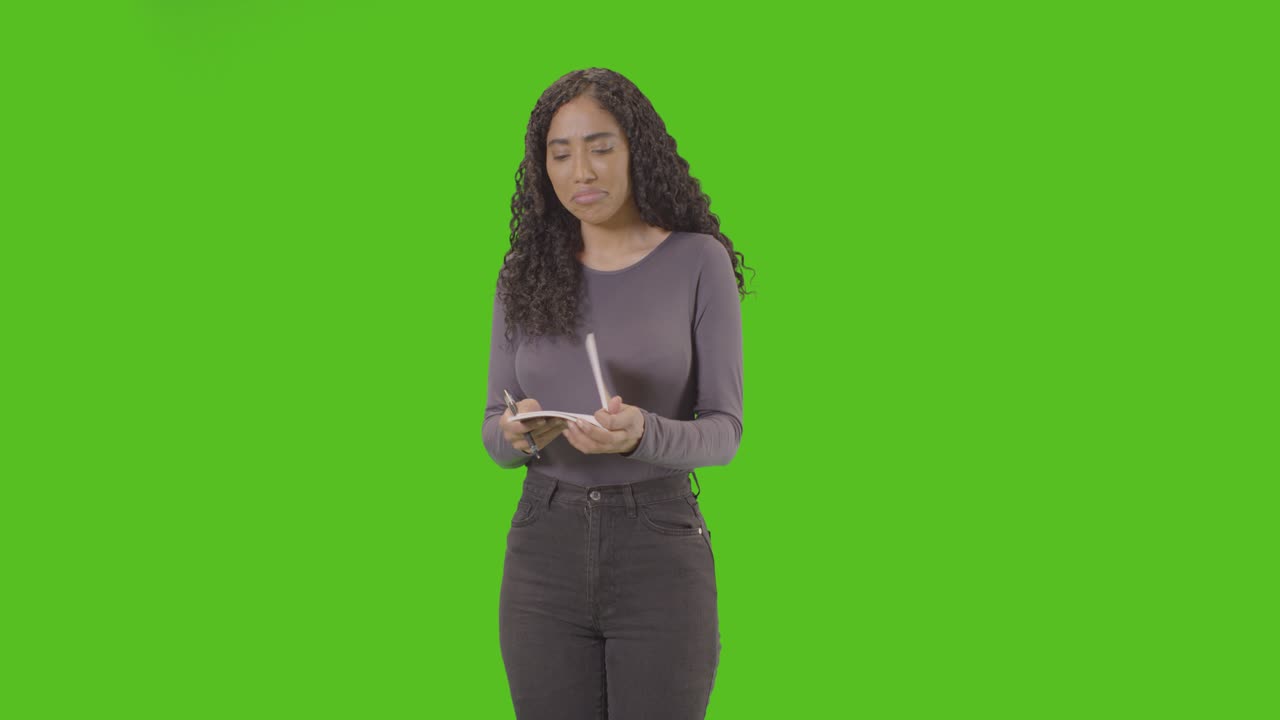 retrato de doctora en bata de laboratorio blanca con estetoscopio contra pantalla verde 1