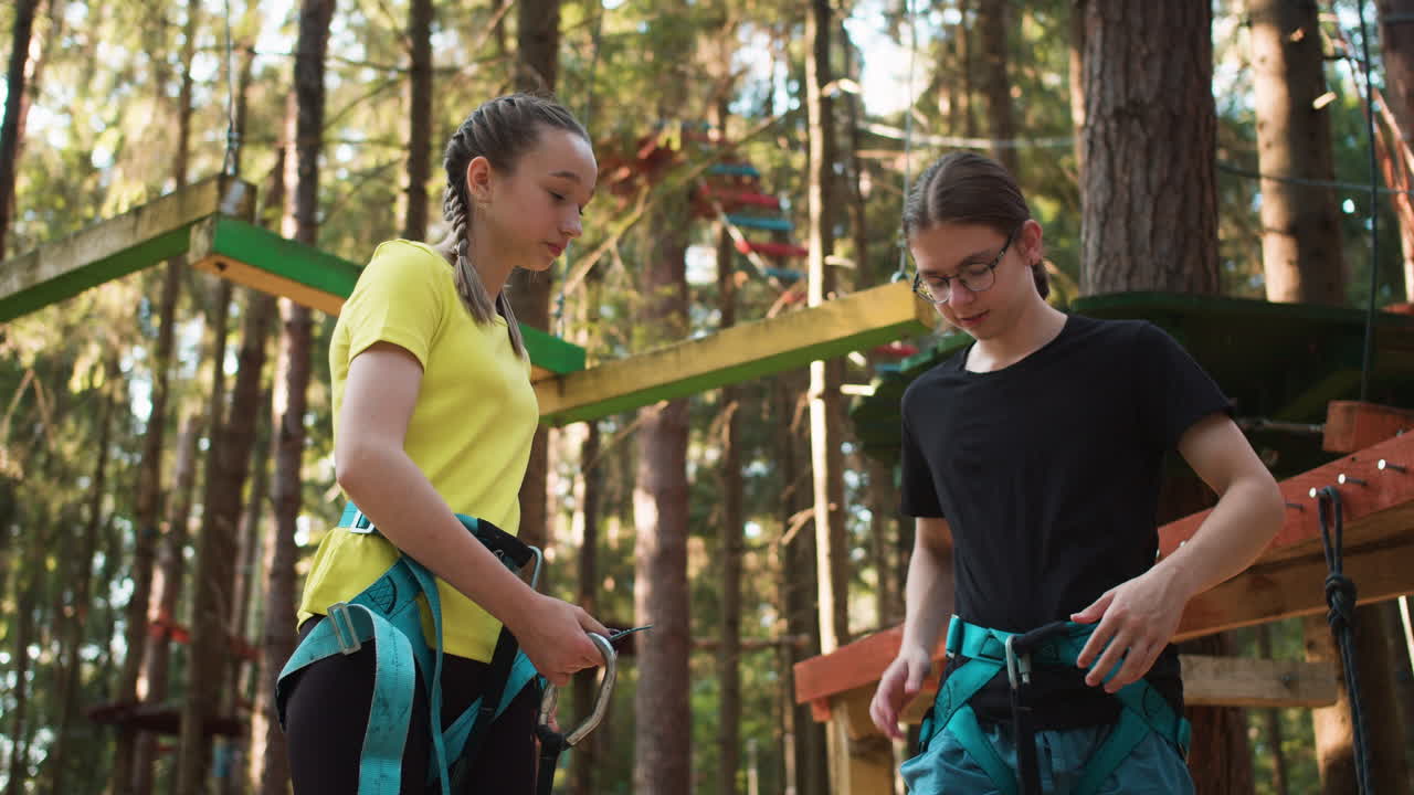 люди в лагере приключений