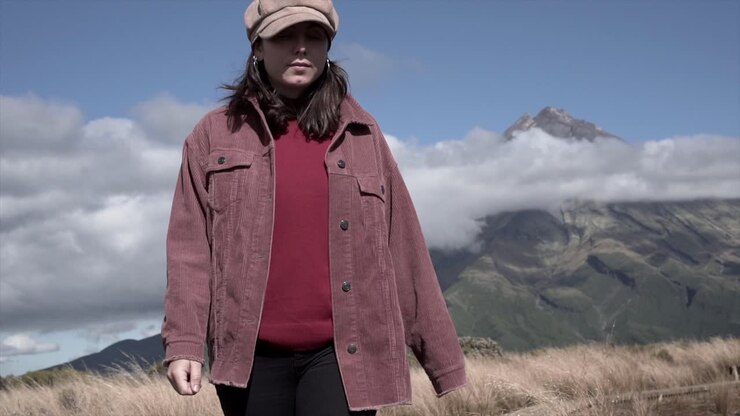 Donna in piedi di fronte a un paesaggio montano