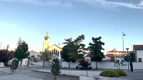 La-Torre-De-Una-Iglesia-Cristiana-Protestante-Vista-Desde-La-Carretera-Principal-De-La-Ciudad-De-Lisboa,-Portugal.