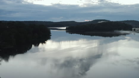 Drone-4k-Moviéndose-Hacia-Arriba-Sobre-Un-Hermoso-Lago-En-Suecia