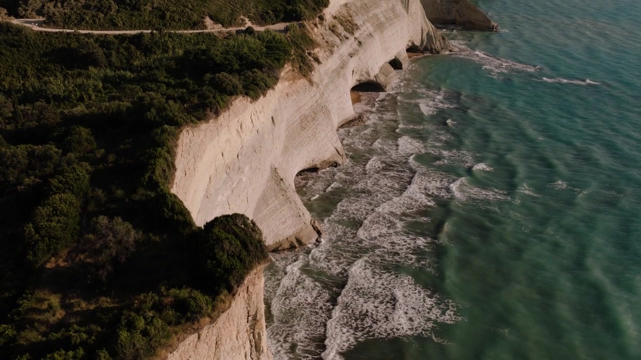 Vista aerea di scogliere di calcare bianco e mare turchese a Corfù, Grecia.