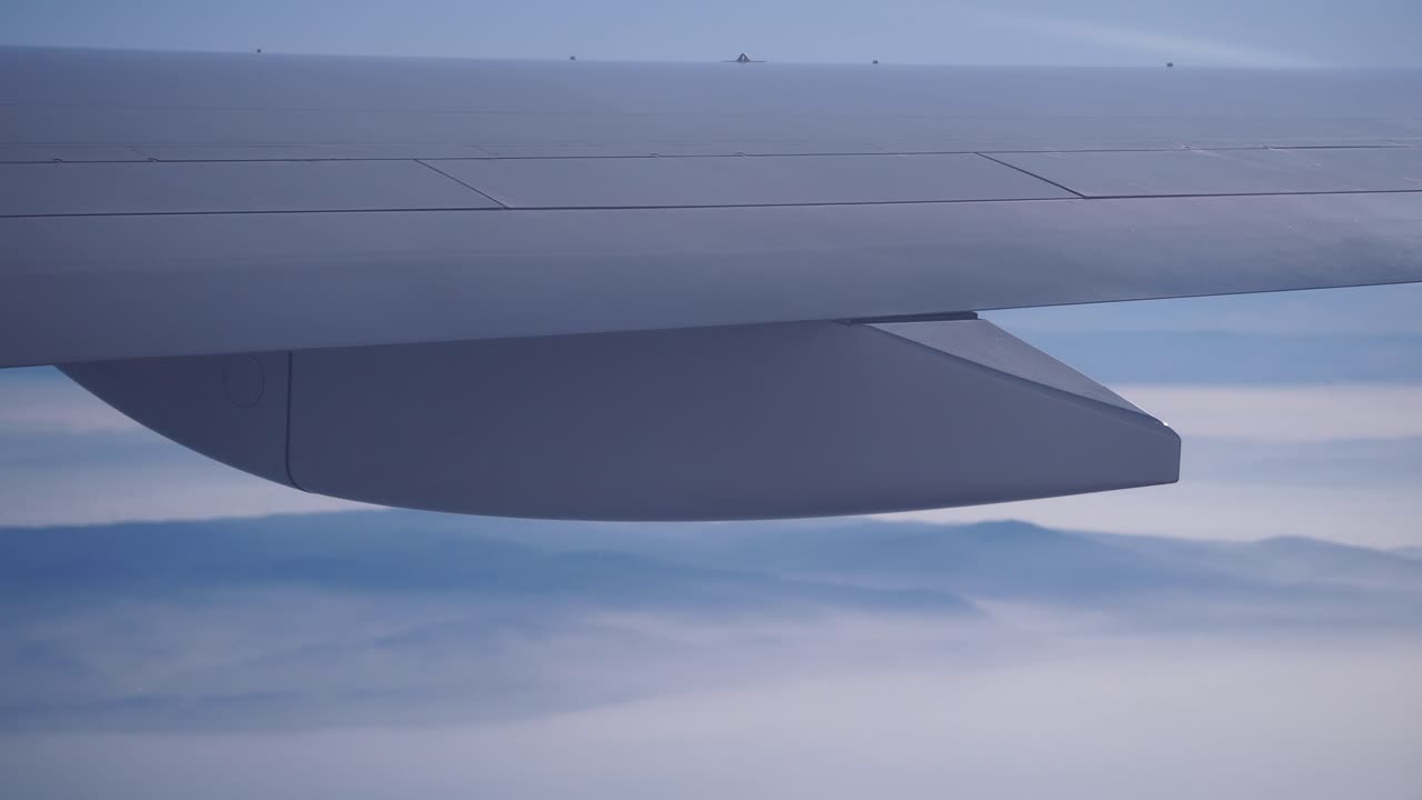 крыло самолета над облаками