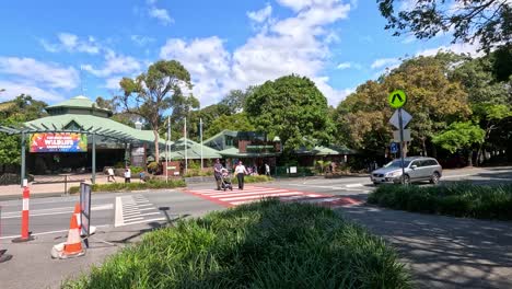 people entering currumbin wildlife sanctuary entrance