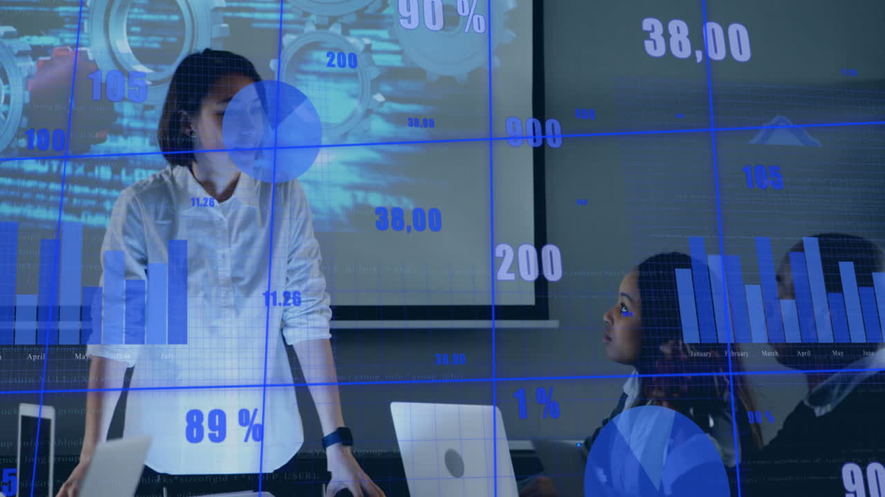 animación de procesamiento de datos estadísticos contra una mujer asiática haciendo una presentación en la oficina