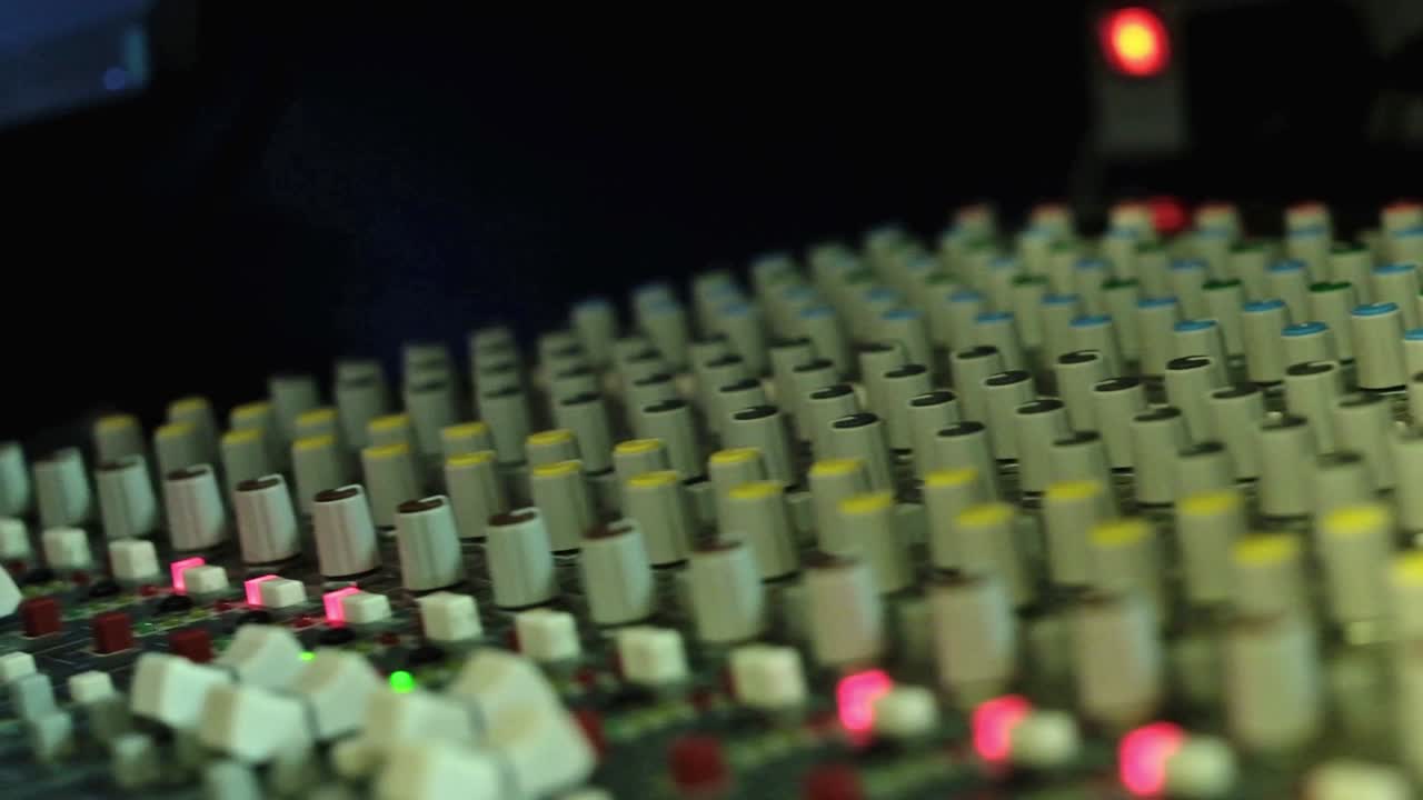 primer plano del panel de audio de transmisión mientras estaba en vivo