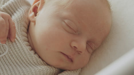 bebé recién nacido durmiendo