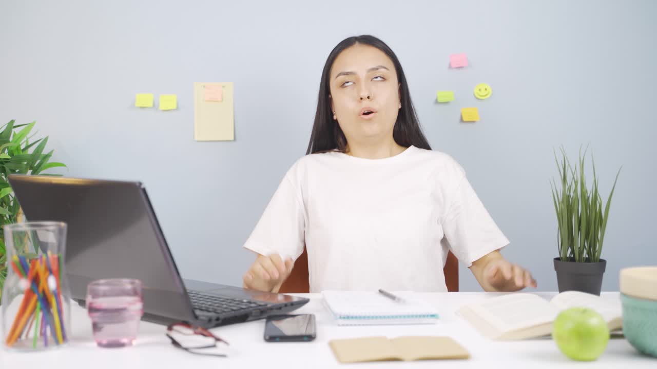 숙제를 끝낸 여학생은 행복하고 평화롭습니다.