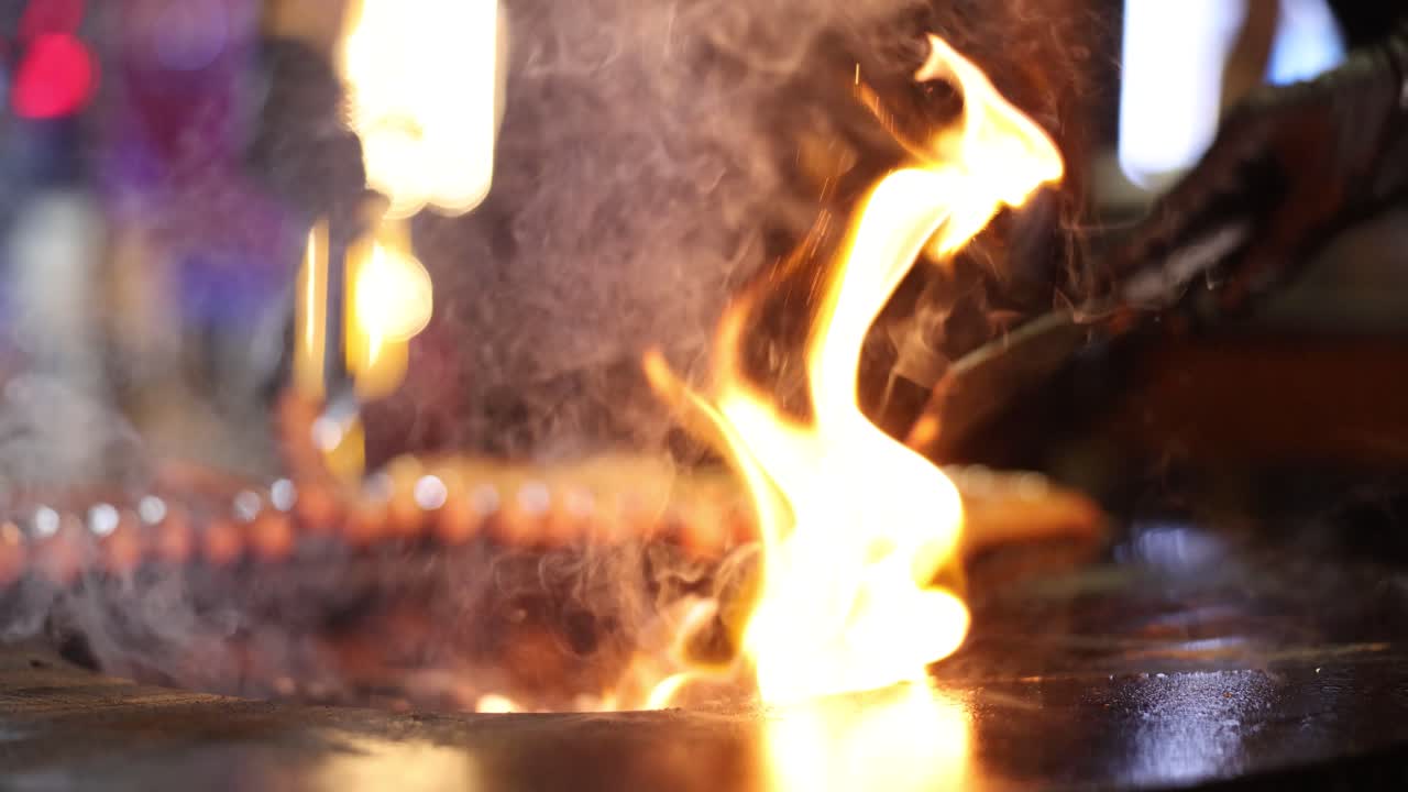 바베큐 도중 그릴 에서 불꽃 이 아오르고 있다