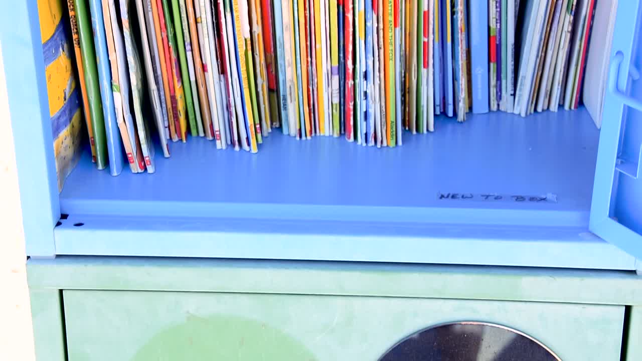 inclinación hacia arriba de primer plano de la biblioteca de robots con el